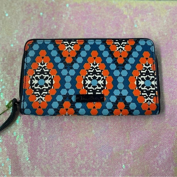 Vera Bradley Handbags - Vera Bradley| NWT Full size wallet zip around